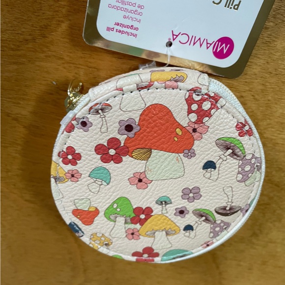 NWT Urban Outfitters x Miamica UO Daily Pill Case - Picture 5 of 8